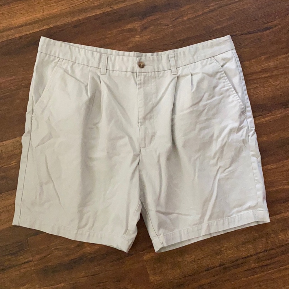 Men’s khaki shorts
